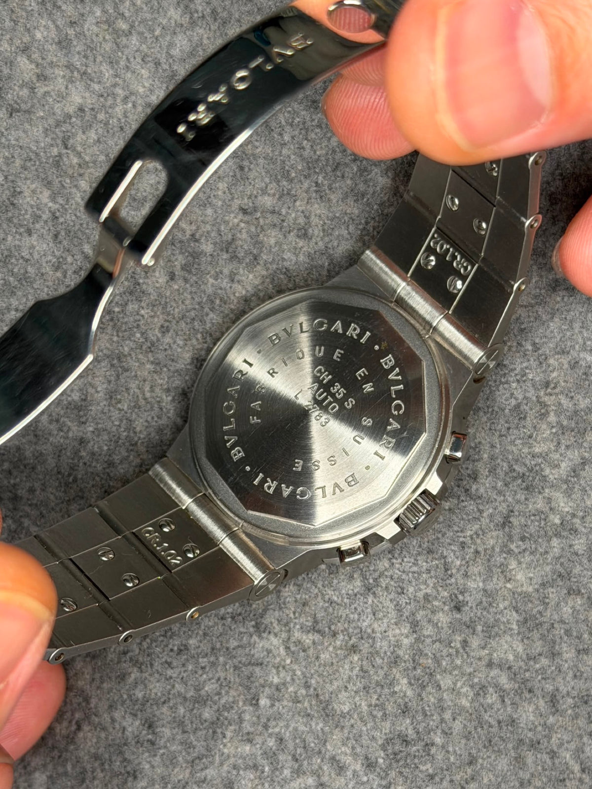 Engraved caseback reading BVLGARI FABRIQUE EN SUISSE CH 35 S AUTO, with signed folding clasp