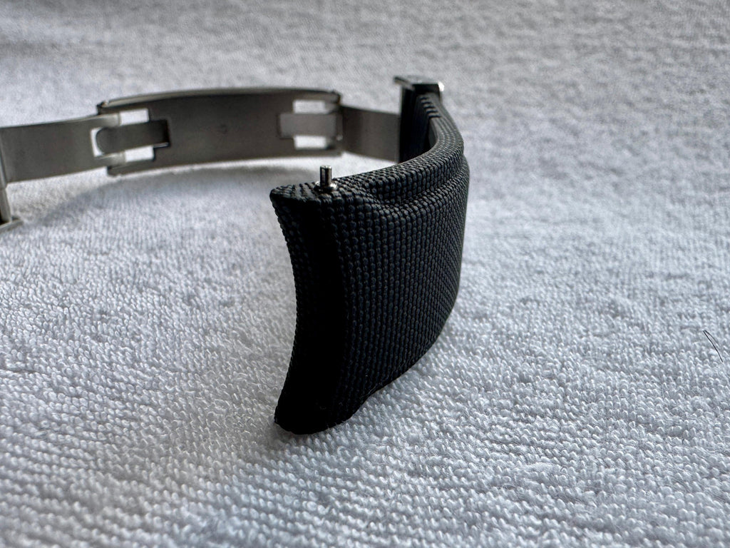 Black rubber watch strap end with quick-release spring bar, 20mm